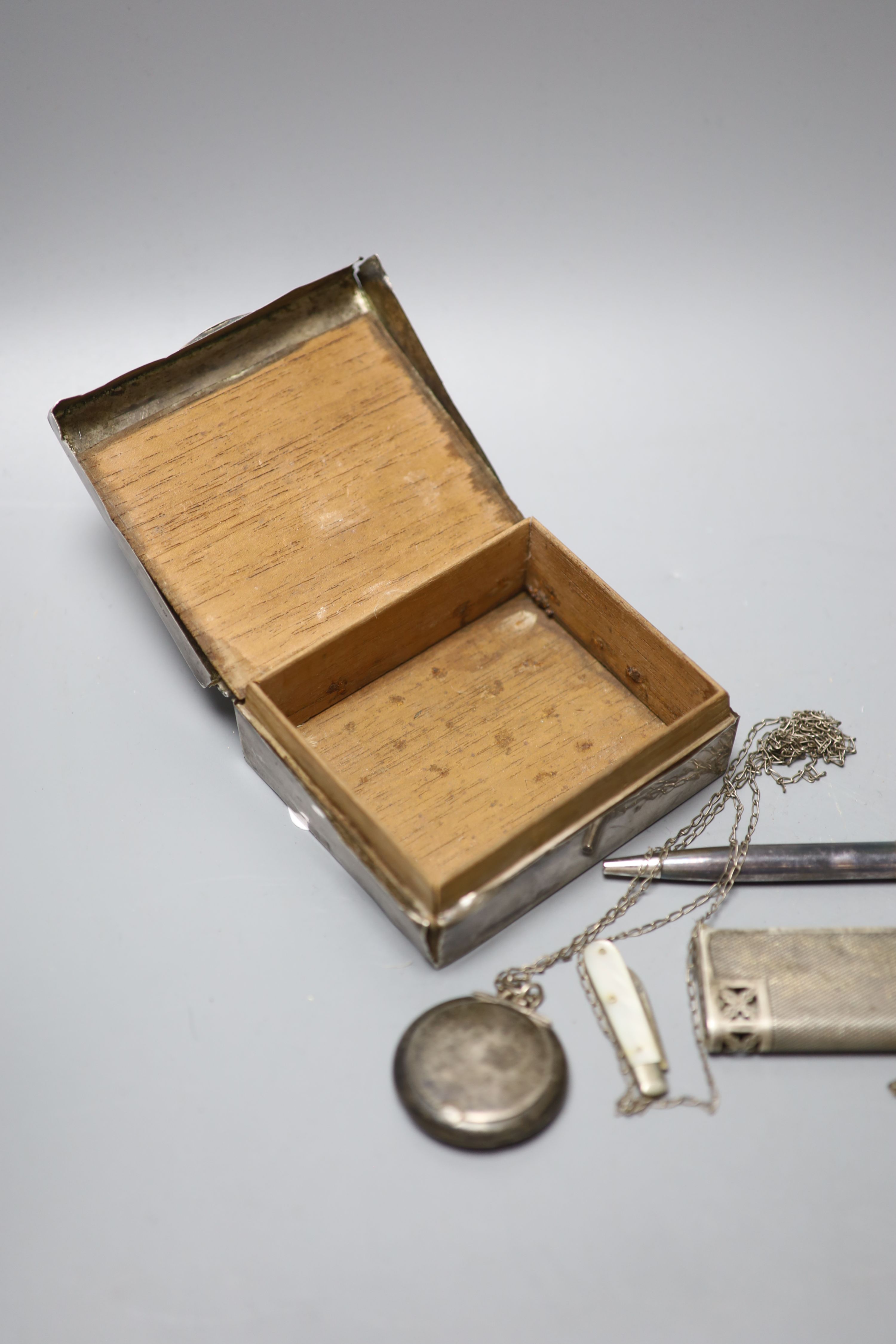 Small silver etc. including a cigarette box, ball pendant, compact, and pen etc.